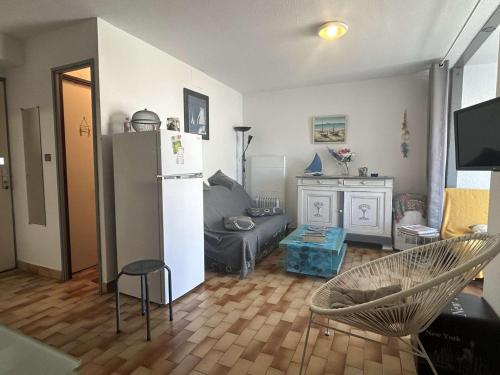 - un salon avec un canapé et un réfrigérateur dans l'établissement Appartement une chambre CAP D'AGDE CT950-206, au Cap d'Agde