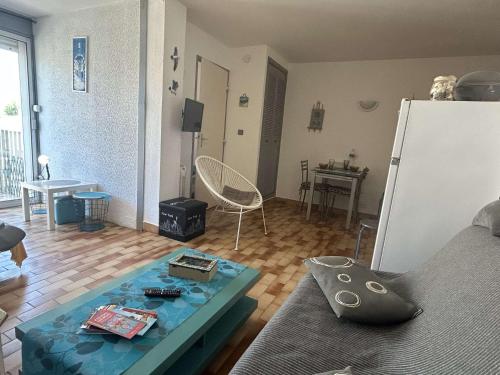 a living room with a couch and a table at Appartement une chambre CAP D'AGDE CT950-206 in Cap d'Agde