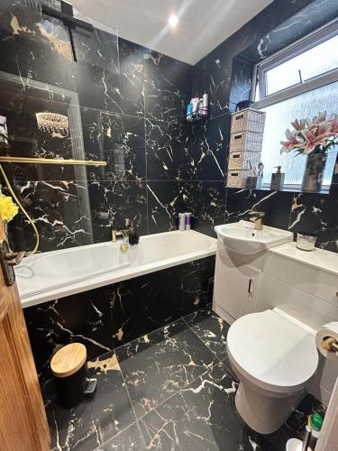 ห้องน้ำของ Luxury 2 Bed House with Hot Tub