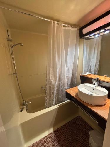 une salle de bain avec un lavabo, une douche et une baignoire dans l'établissement Résidence avec Parking Viva Collioure, à Collioure