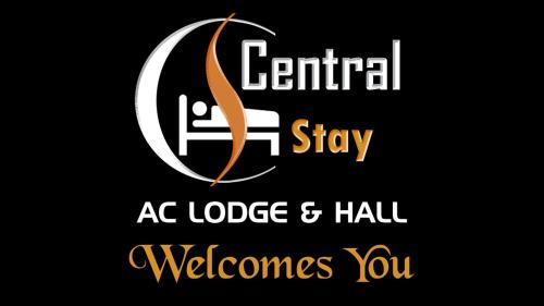 Un cartel que dice "central stay ac lodge and hall" le da la bienvenida. en Central Stay, en Godāvari