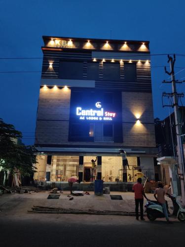 Un edificio con un cartel que dice tienda central en Central Stay, en Godāvari