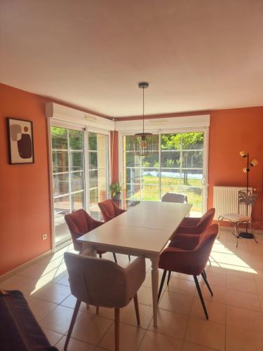 une salle à manger avec une table et des chaises dans l'établissement Les sables, à Le Touquet-Paris-Plage