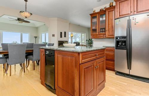 Dapur atau dapur kecil di Epic ocean views at this private retreat just minutes from the beach