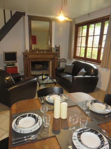 d'un salon avec une table et des plaques de cuisson. dans l'établissement Maison de pêcheur - 250 m plage - Terrasse privée, à Étretat