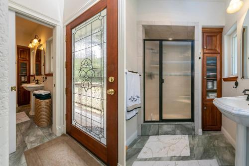 Bilik mandi di Epic ocean views at this private retreat just minutes from the beach