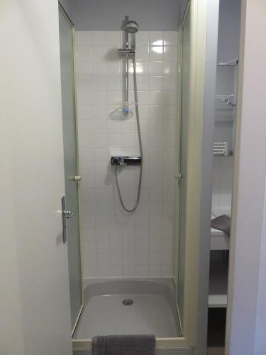 La salle de bains est pourvue d'une baignoire et d'une douche. dans l'établissement Maison de pêcheur - 250 m plage - Terrasse privée, à Étretat