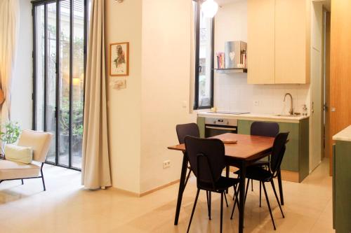 une cuisine et une salle à manger avec une table et des chaises dans l'établissement Haven of peace with private terrace, à Paris