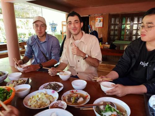 Επισκέπτες που μένουν στο TO NI - NGUYEN homestay A Luoi