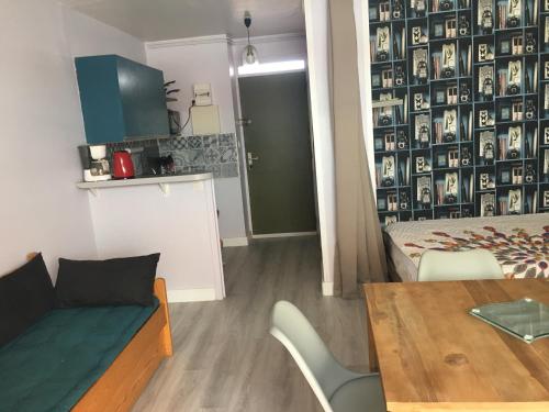 un salon avec une table et un canapé dans l'établissement Centre Rive Gauche, à Palavas-les-Flots