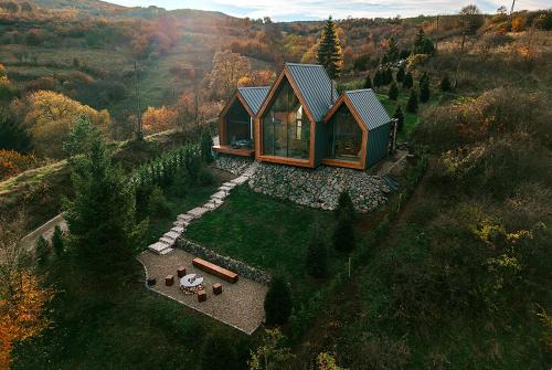 an aerial view of a cabin in the middle of a forest at Fenyőhegy Luxus Pihenőház Mátrakeresztes in Matrakeresztes