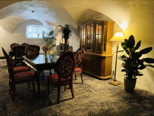 a dining room with a table and chairs at Saku Manor & Beerspa in Saku