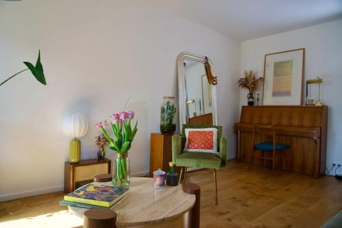 - un salon avec une table et un miroir dans l'établissement Beautiful apartment with view on the Faubourg, à Paris
