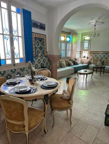 a large living room with a table and chairs at L'Authenticité in Sidi Bou Saïd
