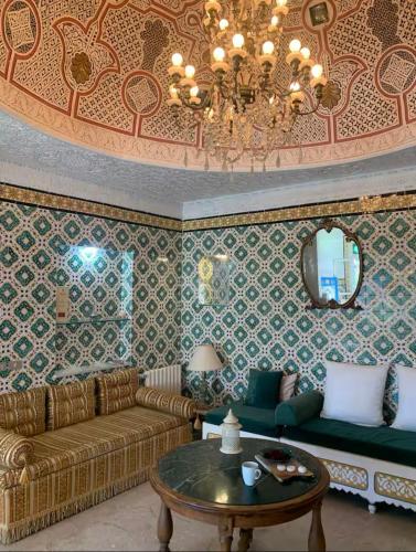 a living room with a couch and a table at L'Authenticité in Sidi Bou Saïd
