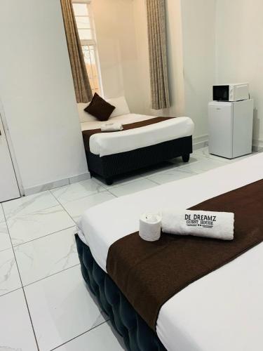 Ένα ή περισσότερα κρεβάτια σε δωμάτιο στο De Dreamz Guest House