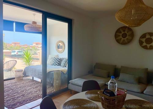 ein Wohnzimmer mit Blick auf ein Schlafzimmer in der Unterkunft THE PLACE - surf & soul in Majanicho