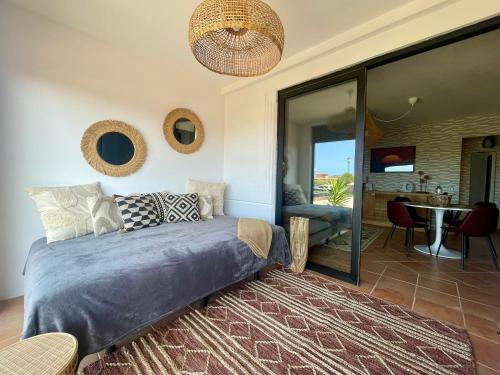 ein Schlafzimmer mit Bett und ein Wohnzimmer in der Unterkunft THE PLACE - surf & soul in Majanicho