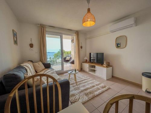 TV a/nebo společenská místnost v ubytování Studio cosy avec terrasse et vue mer imprenable