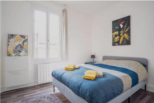- une chambre avec un lit et des serviettes jaunes dans l'établissement Urban Jungle - Quartier Perrey 4 personnes, au Havre