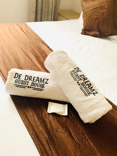 Ένα ή περισσότερα κρεβάτια σε δωμάτιο στο De Dreamz Guest House