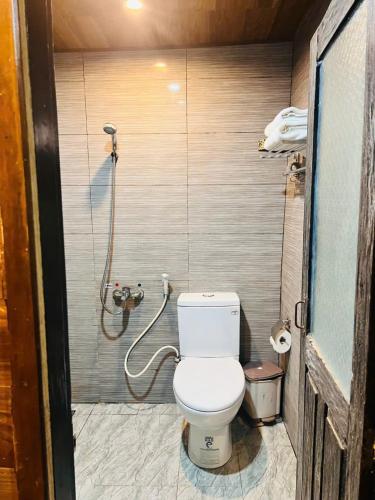 a bathroom with a toilet and a shower at Homestay Thác Liên Khương in Ðưc Trọng