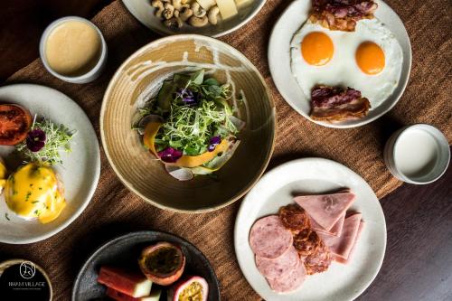 een groep borden met voedsel op een tafel bij Nham Village Resort in Ninh Binh