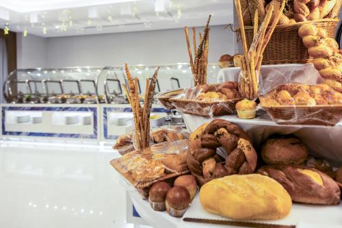 a display of bread and pastries in a bakery at MADEN Al Rawda مادن الروضة in Al Madinah