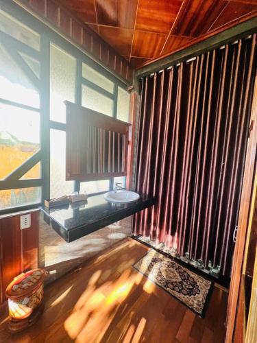 a room with a large window with blinds on it at Homestay Thác Liên Khương in Ðưc Trọng