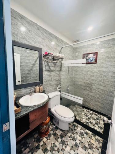 a bathroom with a toilet and a sink at Homestay Thác Liên Khương in Ðưc Trọng