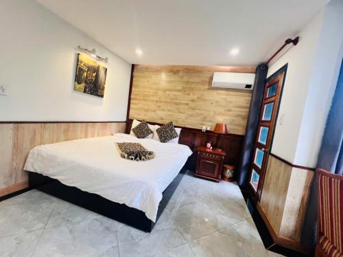 a bedroom with a large white bed in a room at Homestay Thác Liên Khương in Ðưc Trọng