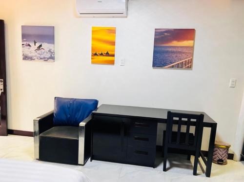 a desk and a chair in a room at Homestay Thác Liên Khương in Ðưc Trọng