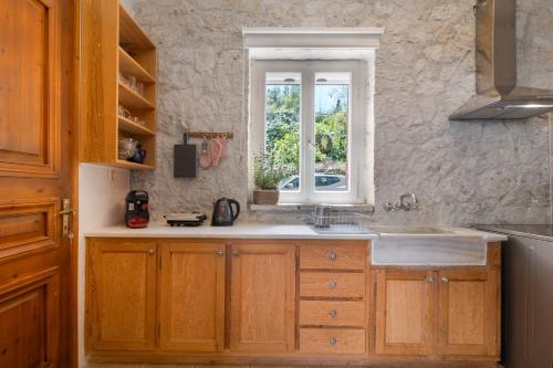 Dapur atau dapur kecil di Stone House In Katouna With Garden