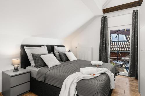 a bedroom with a large bed and a balcony at MOLA Apartments-Charmante Ferienwohnung im Herdecke Zentrum für 3 Personen-große Dachterrasse-Grill-Gratis Parken-WLAN in Herdecke