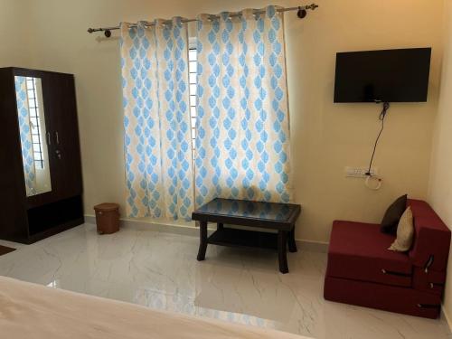 TV a/nebo společenská místnost v ubytování Sriram Guesthouse Chikmagaluru