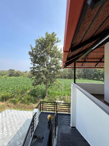 Balkón nebo terasa v ubytování Sriram Guesthouse Chikmagaluru