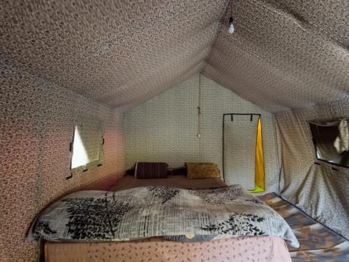 a room with a bed in a tent at Jamaica camp chandertal 2011 in Kalaksar