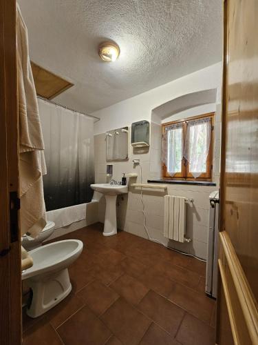 a bathroom with a toilet and a sink at La Lanterna in Corniglia