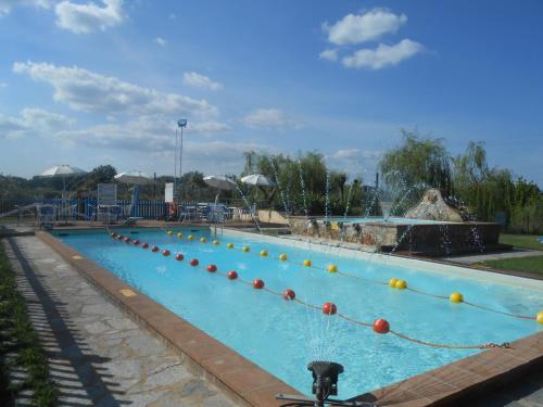 a large swimming pool with a water fountain at Kormoransee Ferien in Pucciarelli