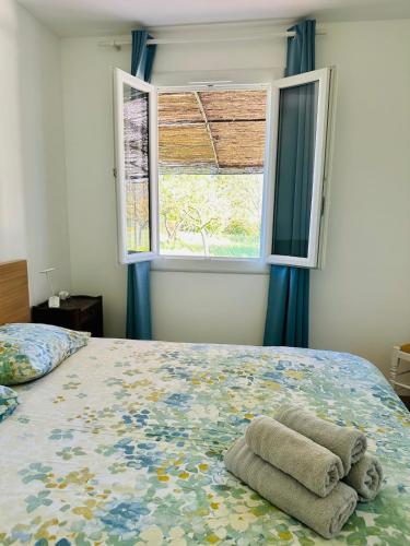 une chambre avec un grand lit avec une fenêtre dans l'établissement Villa La Paisible Air-conditioning, Pool & Large Garden, à Le Val