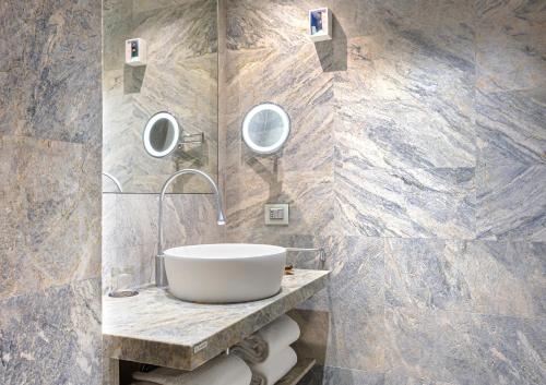 Salle de bains dans l'établissement Galleria Vik Milano - Townhouse Galleria - Small Luxury Hotels of the World