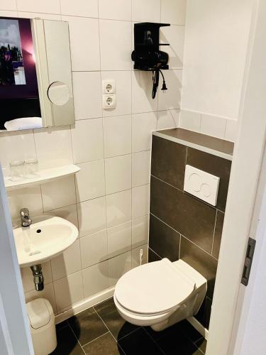 ハンブルクにあるホテル アムステルダムのトイレと洗面台のある小さなバスルーム