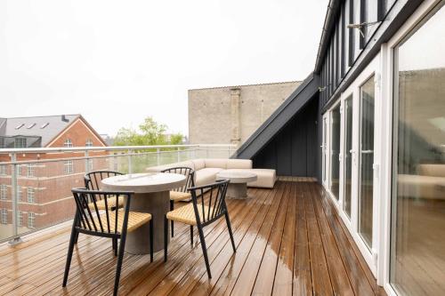 a balcony with chairs and a table on a building at Stunning Premium Apartment with Private Rooftop in Copenhagen