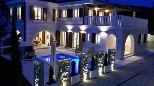 ein Haus mit Swimmingpool bei Nacht in der Unterkunft Gemütliches Ferienhaus in Sevid mit Privatem Pool in Sevid