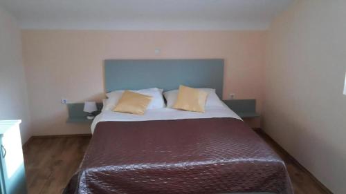 ヴィンイェラックにあるFerienwohnung Für Fünf Personen Mit Balkonのベッド1台(枕2つ付)