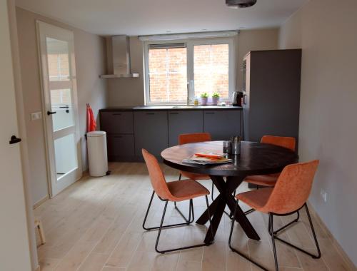ヴェストカペレにあるVakantiehuis de Casembrootの部屋にテーブルと椅子のあるキッチン