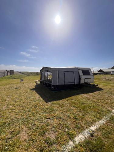 une tente au milieu d'un champ dans l'établissement Caravane 4 couchage, à Coudeville-sur-Mer
