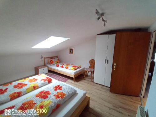 Кровать или кровати в номере Wohnung Alpenglühen In St Sigmund Im Sellrain