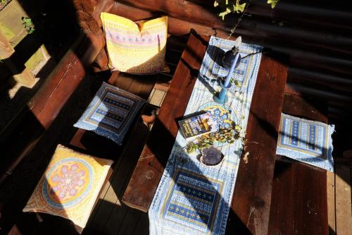 an overhead view of a wooden table with cushions on it at Finnisches Holzhaus in Weidenberg