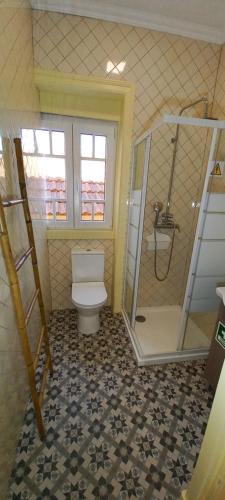 een badkamer met een toilet en een douche bij Casa Mariana 2, Apartment in Sintra